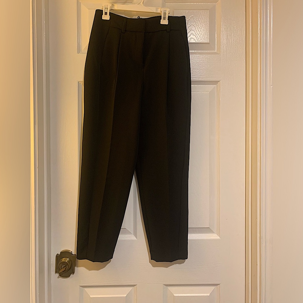 High-waisted Dress pants, ankle length.